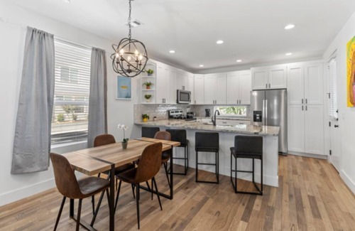 University Hills and Windsor Park House | Trendy 4BR Oasis, Central Spot, Relax & Explore