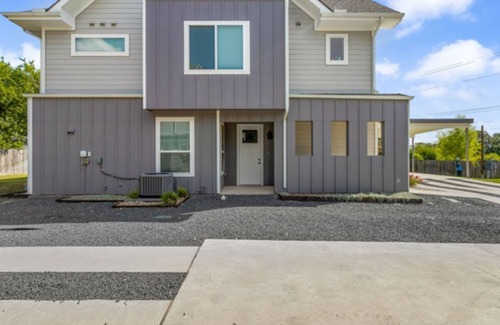 University Hills and Windsor Park House | Trendy 4BR Oasis, Central Spot, Relax & Explore