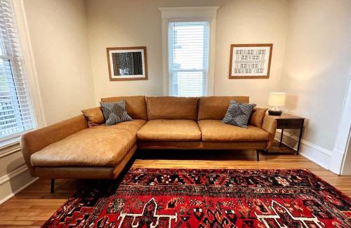 Lyn-Lake Apartment | Trendy and Stylish 3BR Uptown Duplex