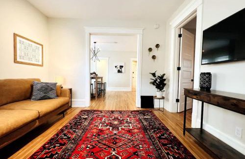 Lyn-Lake Apartment | Trendy and Stylish 3BR Uptown Duplex