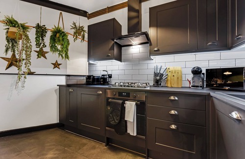 Victoria Apartment | Trendy, Arty, 3BR in Heart of Hipster Hackney!