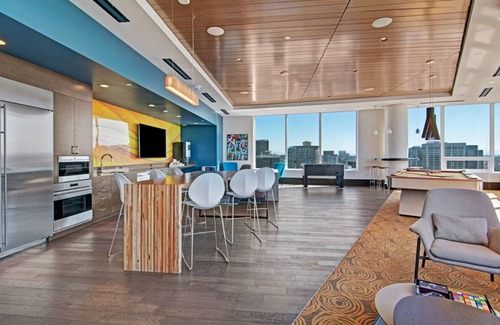 Downtown Seattle Apartment | Trendy Belltown Studio w/Gym, Rooftop Sun Deck, by Blueground
