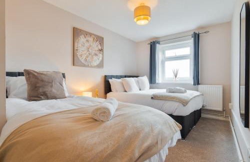 Canterbury Apartment | Trendy Central Apartment with Free Parking - Perfect for Contractors and Families