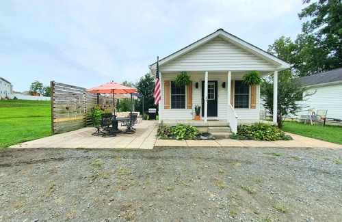 Elkton House | Trendy Cozy Cottage Clean Bright Three bed, Two bath Patio