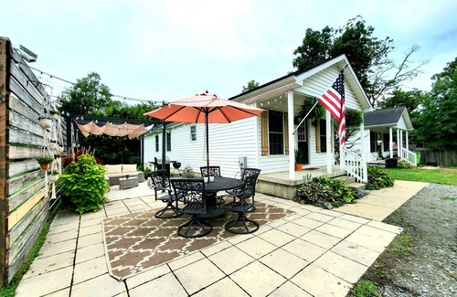 Elkton House | Trendy Cozy Cottage Clean Bright Three bed, Two bath Patio