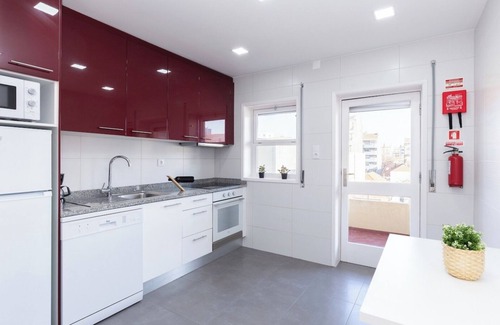 Leixões Apartment | Trendy Elegant Flat w/Balcony | Jacuzzi