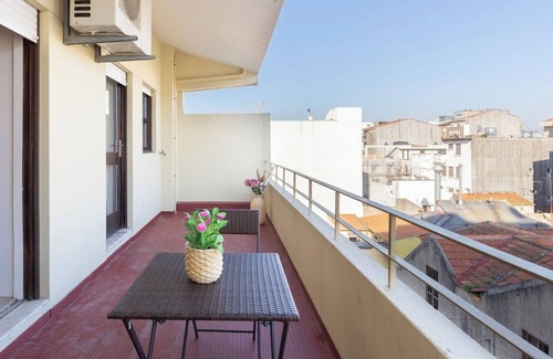Leixões Apartment | Trendy Elegant Flat w/Balcony | Jacuzzi