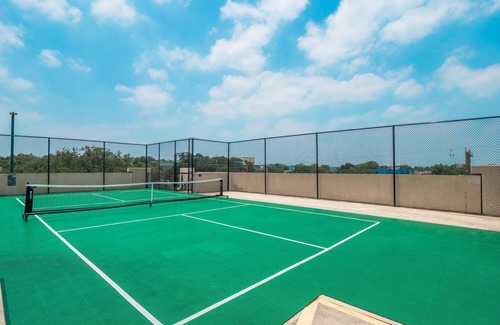 Pleasant Valley Apartment | Trendy SoCo 2BR King Suite w/GymPickleballLaundry