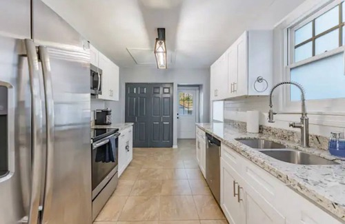 Seminole Heights House | Trendzy Suite - King Bed/HotTub - Close to Downtown and Foodie Hotspots