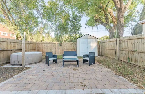 Seminole Heights House | Trendzy Suite - King Bed/HotTub - Close to Downtown and Foodie Hotspots