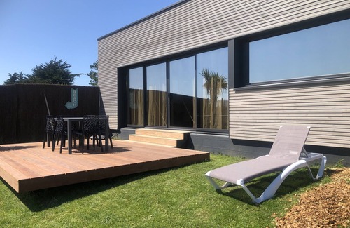Kerlouan House | Tresseny, 5 beds , feet in the water with direct access to the beach .