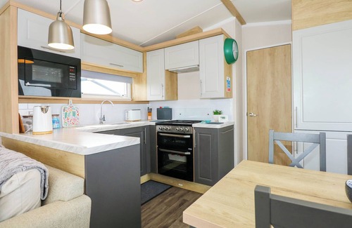 Caergeiliog Cottage | TREWAN LODGE, pet friendly, with a garden in Rhosneigr