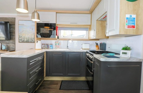 Caergeiliog Cottage | TREWAN LODGE, pet friendly, with a garden in Rhosneigr