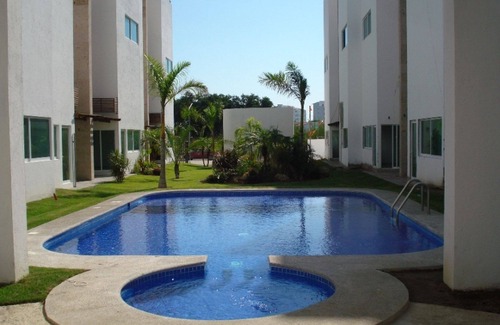 Flamingos House | Tri-Level Townhouse, walking distance to the Beach!