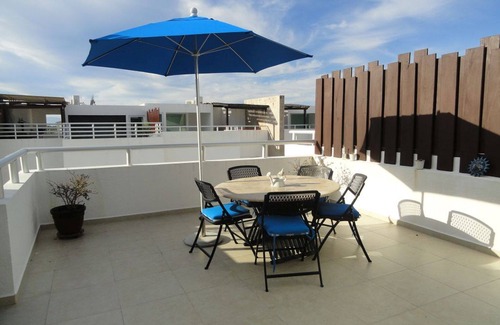 Flamingos House | Tri-Level Townhouse, walking distance to the Beach!