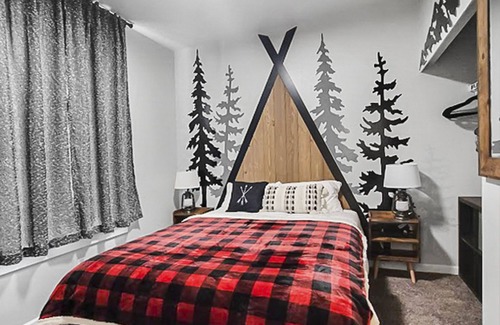 Blachly House | Triangle Lake Retreat! Fish/Kayak/Ski/Rock Slides!