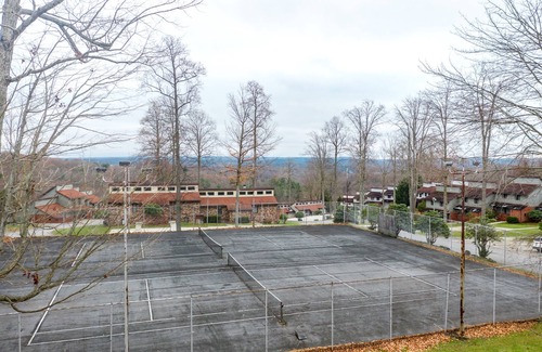 DuBois Condo | Trilevel 2 Bedroom Condo in Lakeside Resort Community (1 Queen & 2 Twin Beds)