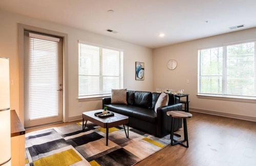 Chapel Hill Apartment | Trilogy 218 · *Luxury King Bed Suite - for 4 w/Parking|Gym|Pool