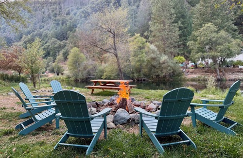 Douglas City House | Trinity River Modern Farmhouse: Private Boat Launch, Fire Pit, outdoor games