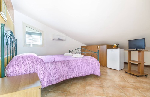 Piana Calzata Villa | Triple Room with Terrace 2nd floor Via S.Cipolla 3