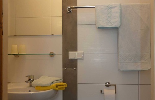 Obersensbach Cottage | Triple Room 2 without Balcony - Pension Holzerstube