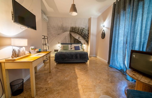Taranto Bed & Breakfast | Triple room-King-Ensuite with Shower-Balcony