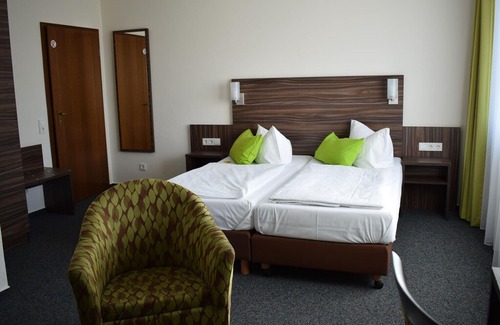 Seelbach-Schutter Hotel | Triple Room Shower / WC - Hotel-Restaurant Zum Stern
