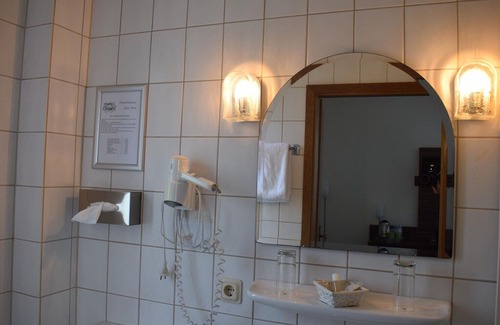 Seelbach-Schutter Hotel | Triple Room Shower / WC - Hotel-Restaurant Zum Stern