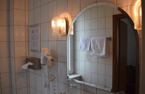Seelbach-Schutter Hotel | Triple Room Shower / WC - Hotel-Restaurant Zum Stern