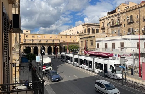 Corso dei Mille - Sant'Erasmo House | Triple room with a view of Palermo Central Station.