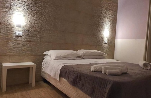 Corso dei Mille - Sant'Erasmo House | Triple room with a view of Palermo Central Station.