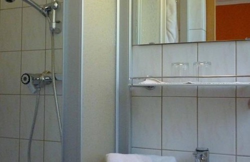 Ossiach Cottage | Triple room with balcony and lake view - Hotel-Pension Brönimann