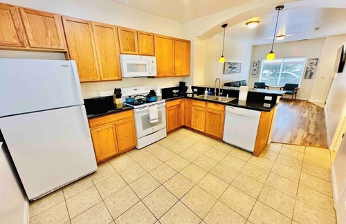 Reno House | Triplex Townhouse/6 Bd & 6 Baths/9TVs/sleeps17/9ABC