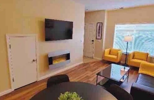 Reno House | Triplex Townhouse/6 Bd & 6 Baths/9TVs/sleeps17/9ABC