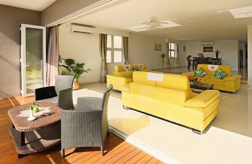 Zig Zag Ward House | Triplex Villa & Private Pool - CliffHanger Villas