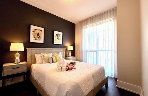 Toronto Entertainment District Hotel | Tripshine DT RogersCenter 2BR/2BA LakeandCN Tower ViewParking