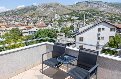 Mostar Apartment | Trokrevetna soba s pogledom na grad