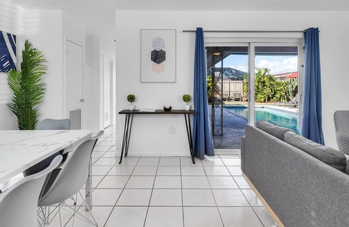 Driftwood House | Tropic Home 3 Bedrooms with Pool & Relax Backyard
