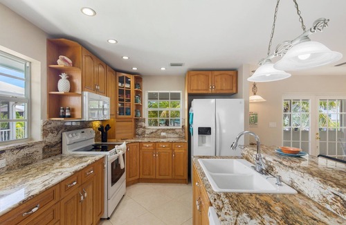 Cutthroat Harbor Estates House | Tropical 3BR on Canal – Dock for 30' Boat, Outdoor Shower, Bikes, Sleeps 6
