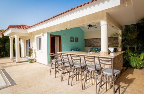 La Mulata Villa | Tropical 6 bedroom villa with private pool and bbq area
