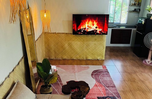 Ko Pha-ngan House | Tropical Bohemian House- 1 king bed , 1 queen air-mattress! 2 min from the beach