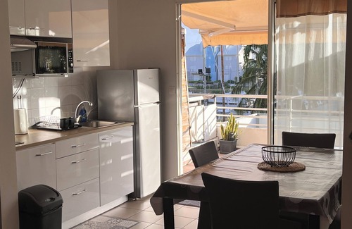 Riviere-Sens Apartment | Tropical Golden apartment, sea view and beach 5min walk away