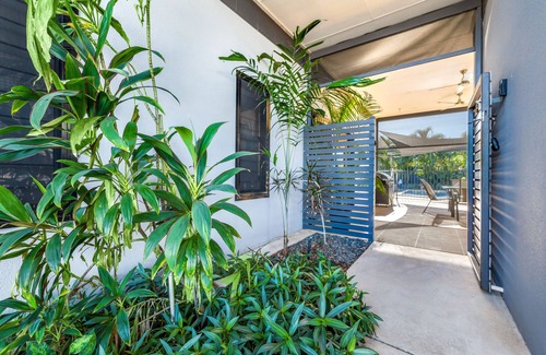 Zuccoli House | Tropical Guesthouse with Pool