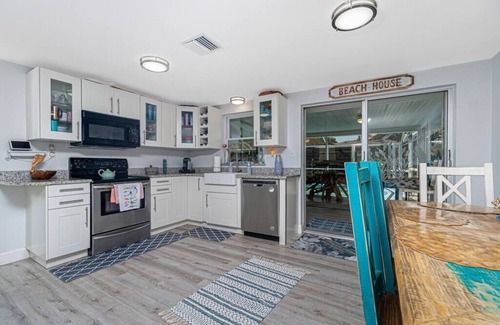 South Venice House | Tropical house and pool - 1/2 mile away from beach