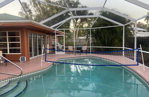 Sarasota House | Tropical Oasis 5 min to Siesta Key, Private Salt Water Pool w Lanai!