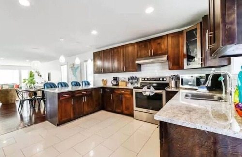 Jasper Place House | Tropical Oasis - King Beds - Garage - Long Stays!