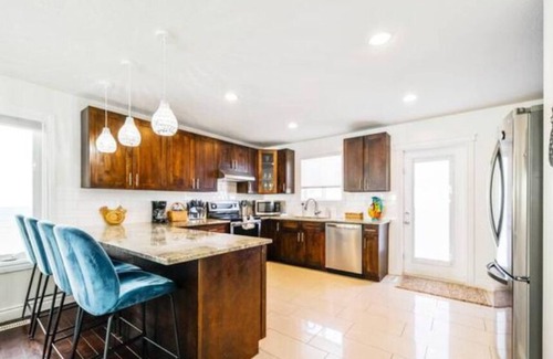 Jasper Place House | Tropical Oasis - King Beds - Garage - Long Stays!