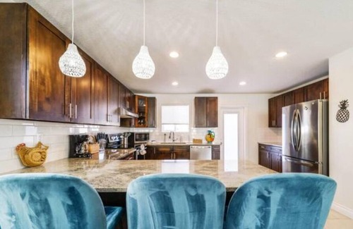Jasper Place House | Tropical Oasis - King Beds - Garage - Long Stays!