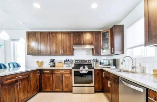Jasper Place House | Tropical Oasis - King Beds - Garage - Long Stays!