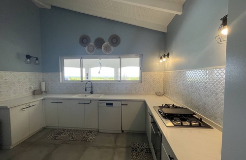 Grote Berg House | Tropical Oasis-Spacious home, pool & sea views! Water and electricity included.